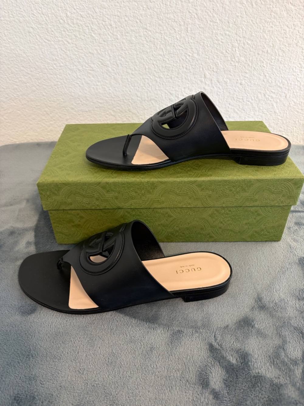 Gucci Black Leather Thong Slide Sandals with Beige Insole - Picture 6 of 9